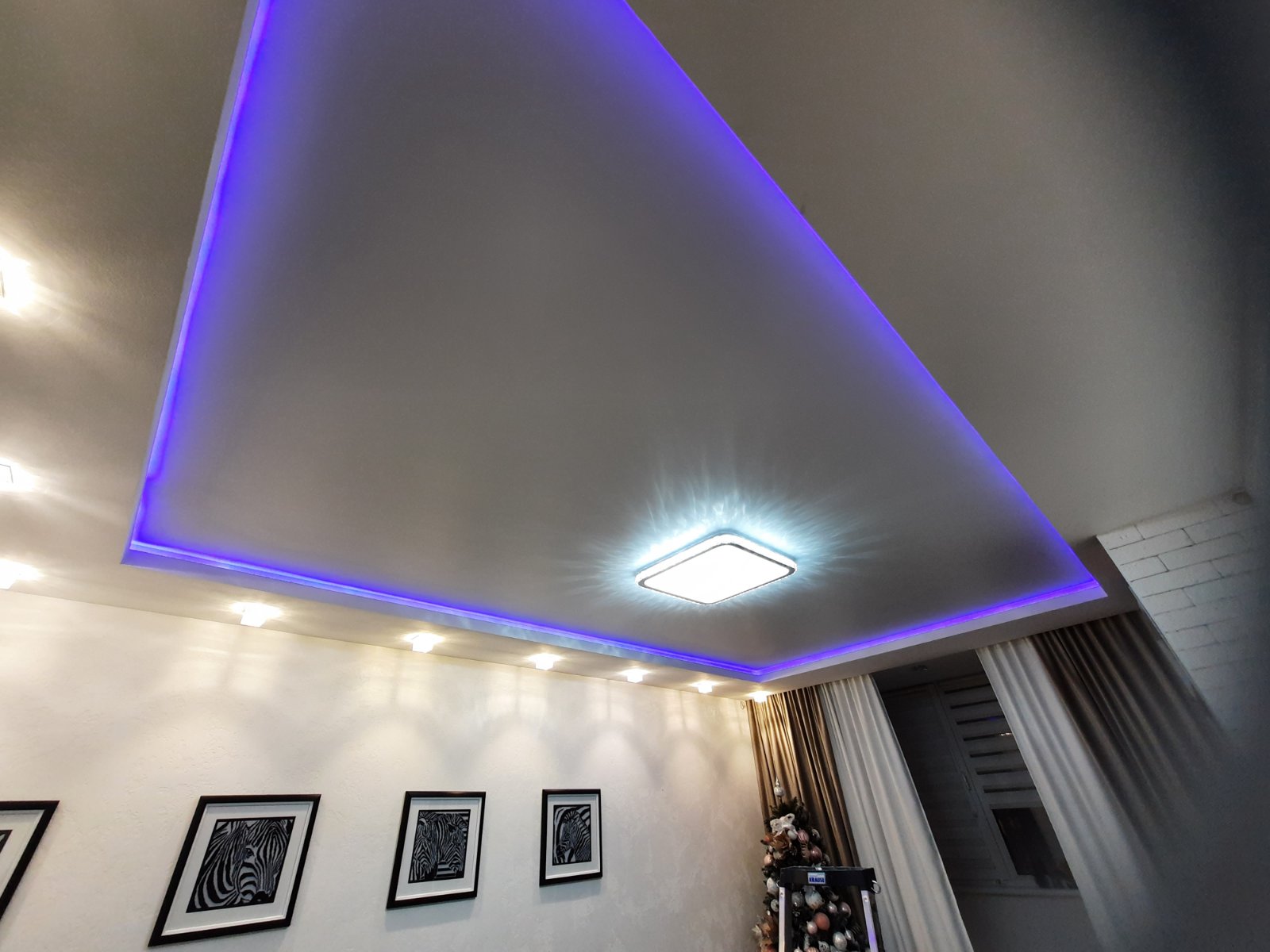 фото натяжні стелі зі світлодіодним LED підсвічуванням